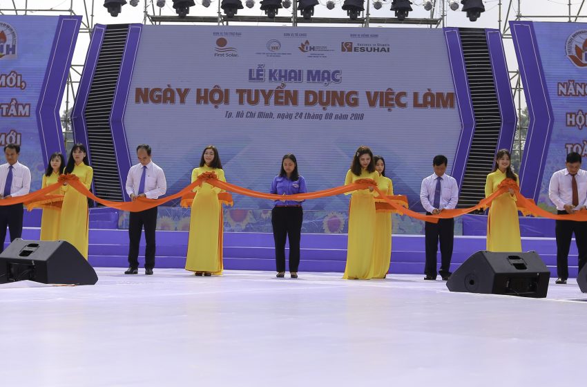  Những hoạt động trong buổi sáng của Lễ khai giảng và Ngày hội tuyển dụng việc làm.