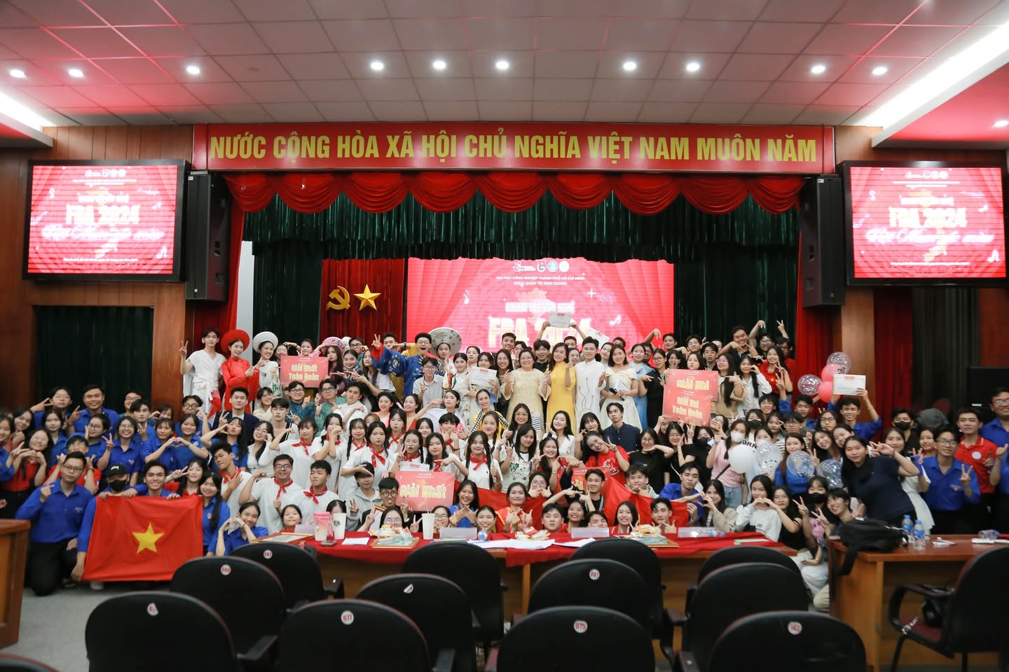 Văn nghệ cấp khoa cho sinh viên