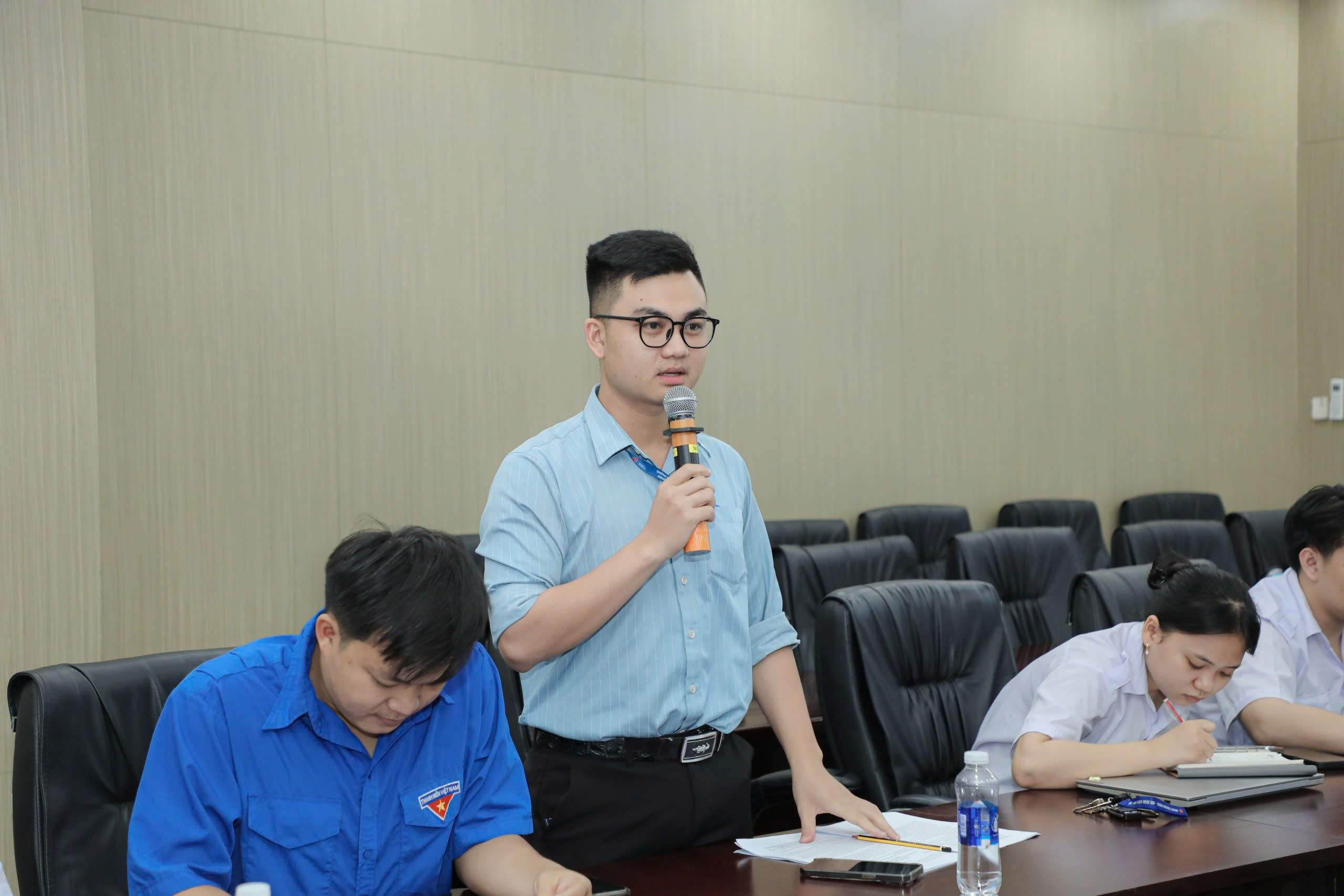 Đồng chí Nguyễn Thái Tân - Phó Chủ tịch Hội Sinh viên Việt Nam trường trực tiếp kiểm tra