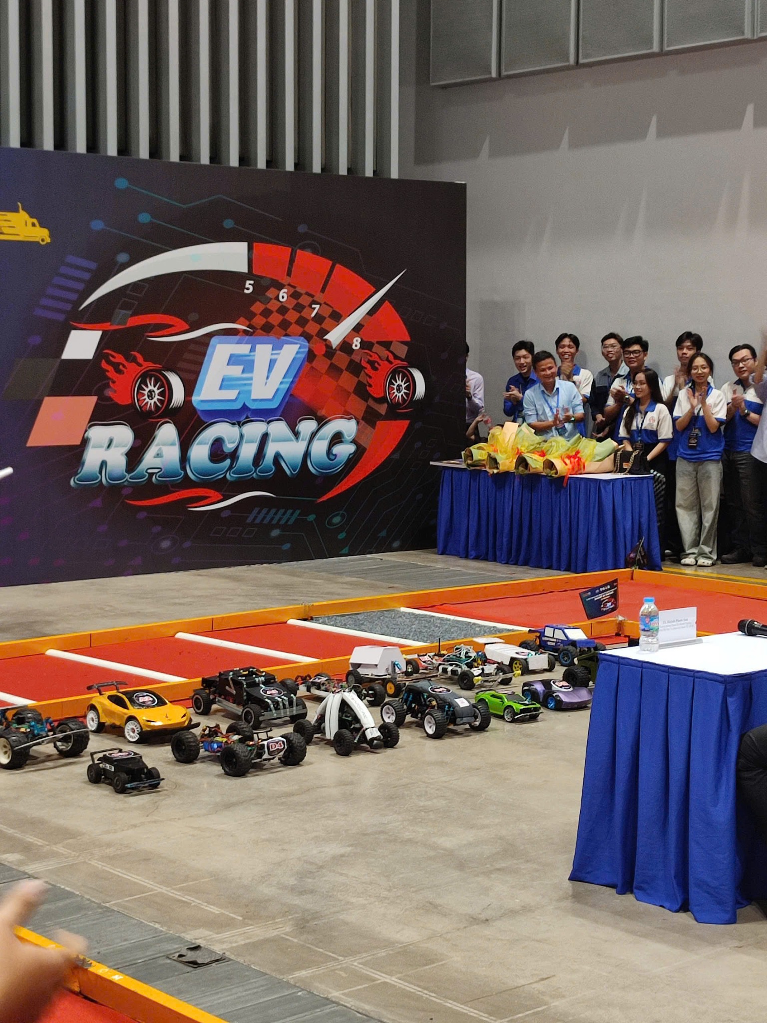 CUỘC ĐUA MÔ HÌNH Ô TÔ ĐIỆN THÔNG MINH TẠI TRIỂN LÃM QUỐC TẾ AUTOTECH & ACCESSORIES 2025