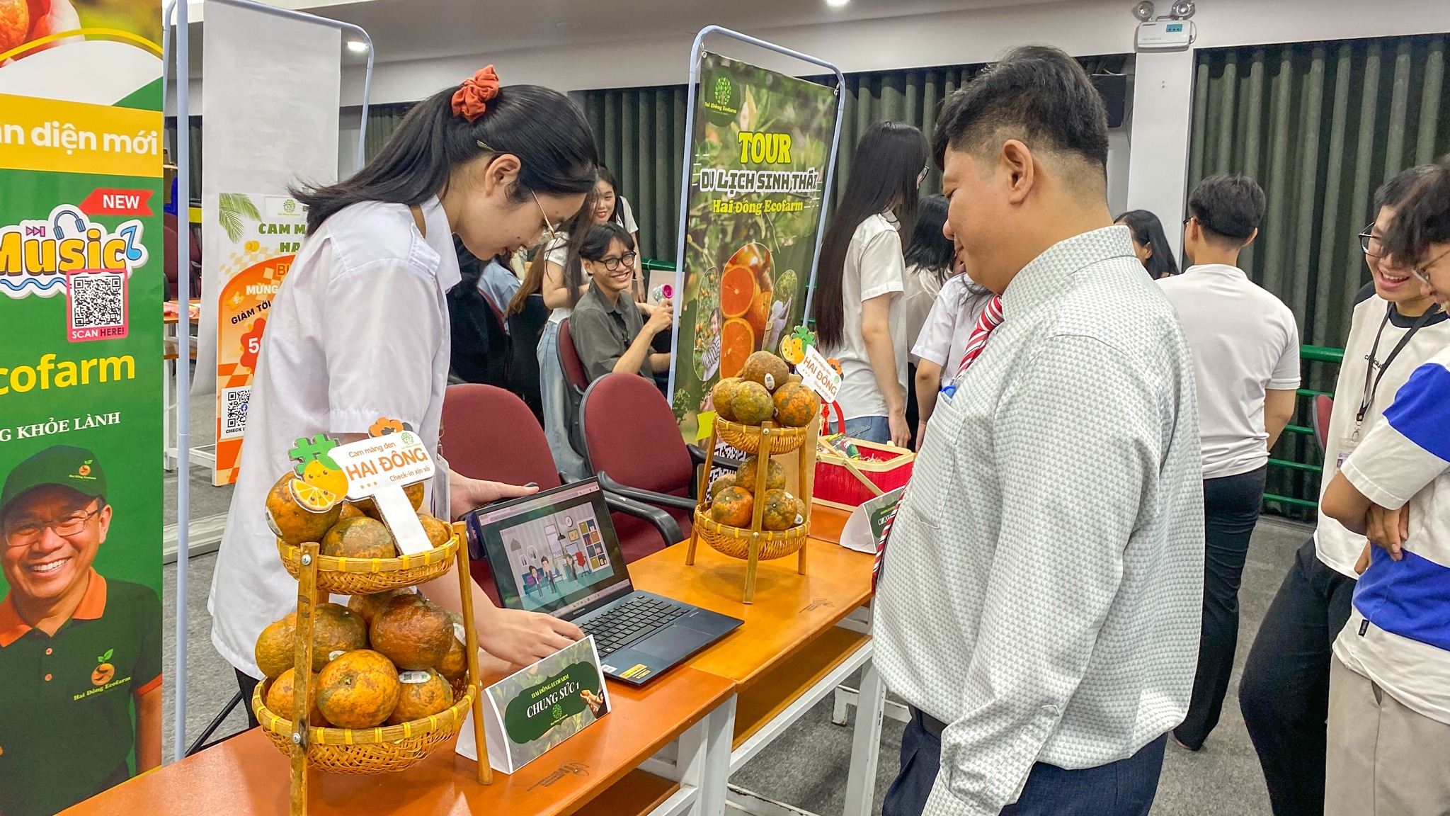 Nhóm sinh viên đề xuất thiết kế mới cho bao bì sản phẩm mứt cam, hướng đến việc sử dụng chất liệu tái chế, thân thiện với môi trường, đồng thời kết hợp yếu tố văn hóa Tết truyền thống.