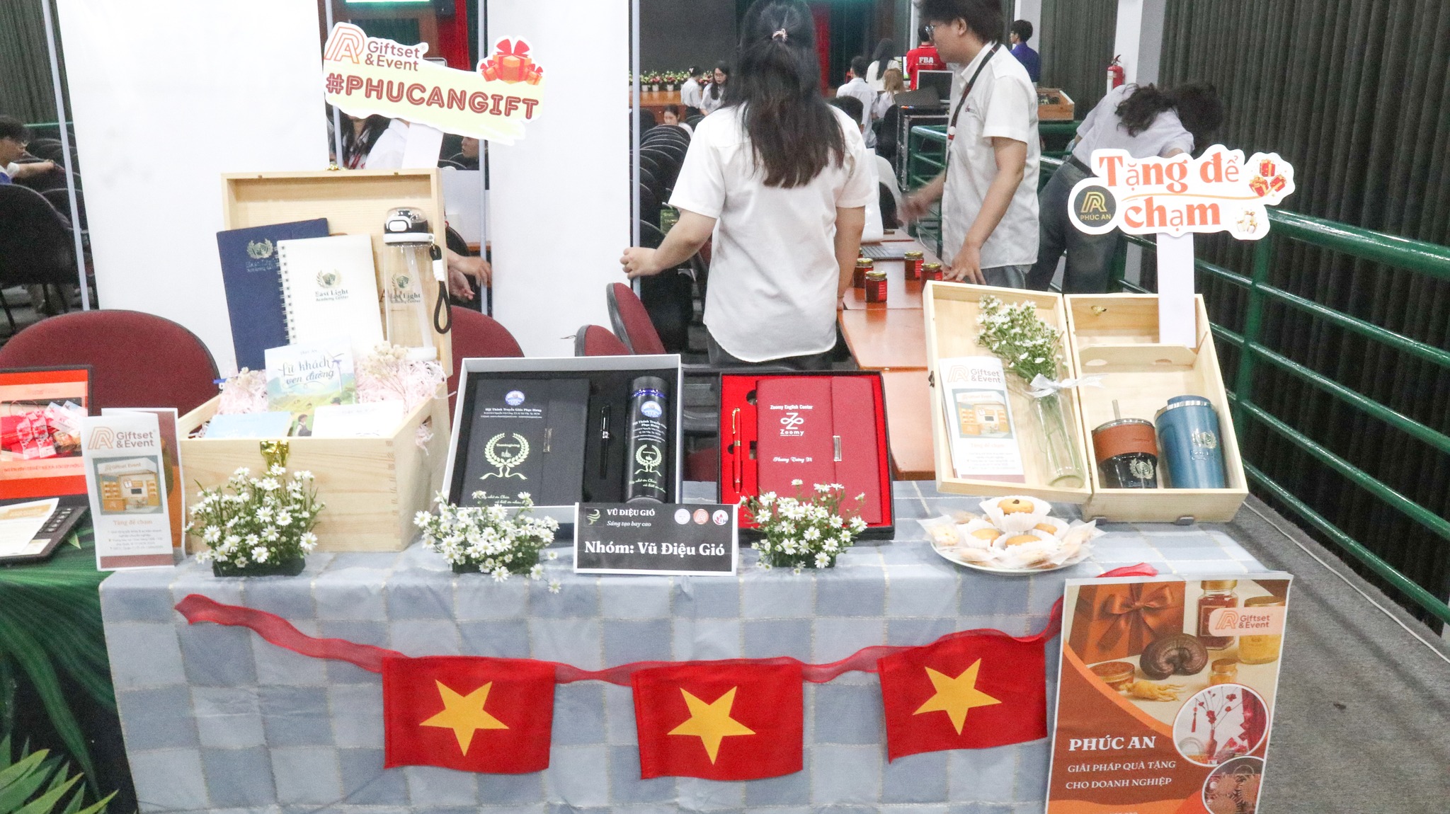 Nhóm đưa ra bộ sưu tập hộp quà thiết kế tối giản, mang tính cá nhân hóa cao, dễ dàng tiếp thị trên sàn TMĐT và mạng xã hội.