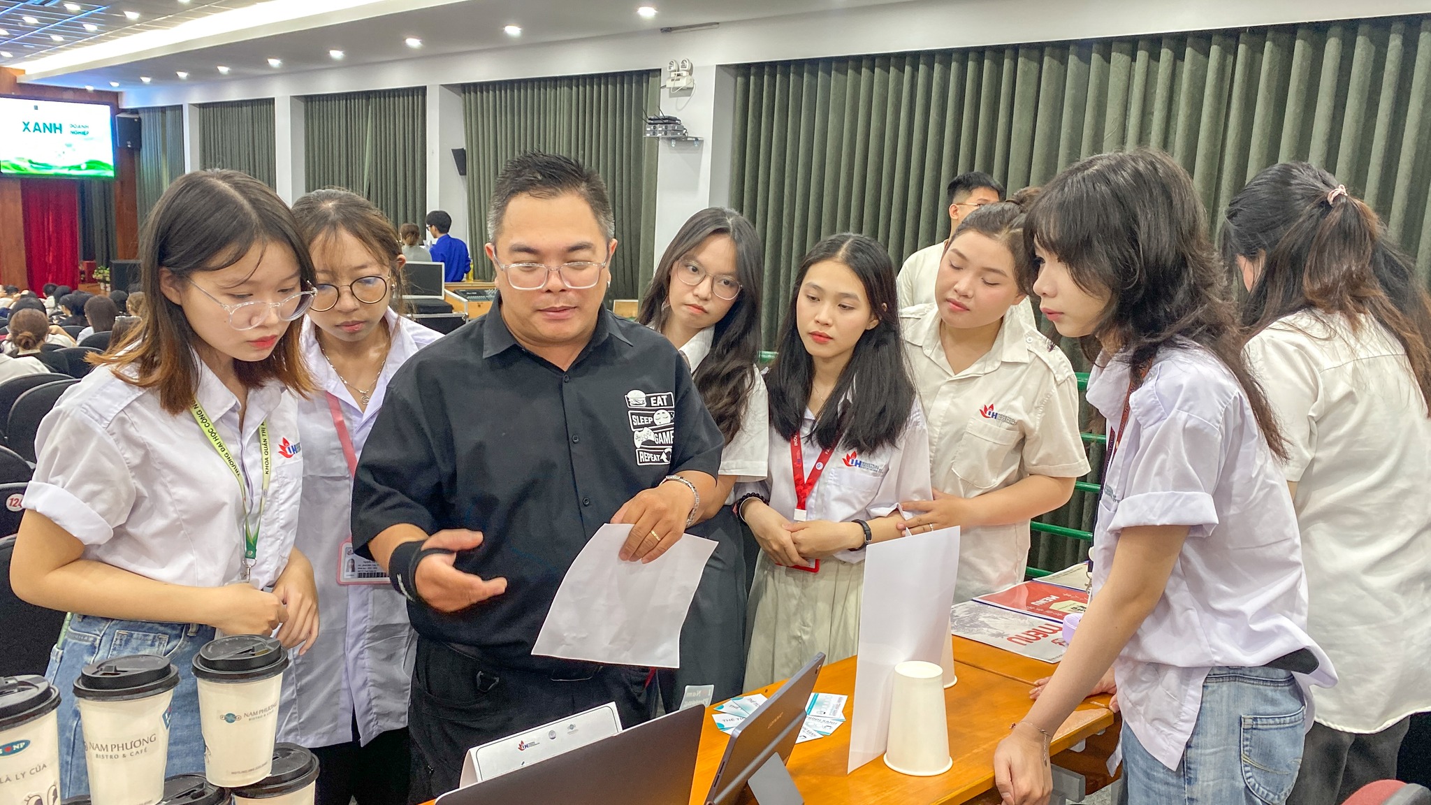 Nhóm đề xuất chiến dịch “Cà phê không rác thải” với bộ công cụ truyền thông trên nền tảng mạng xã hội, video viral và chương trình ưu đãi cho khách hàng mang theo vật dụng cá nhân.