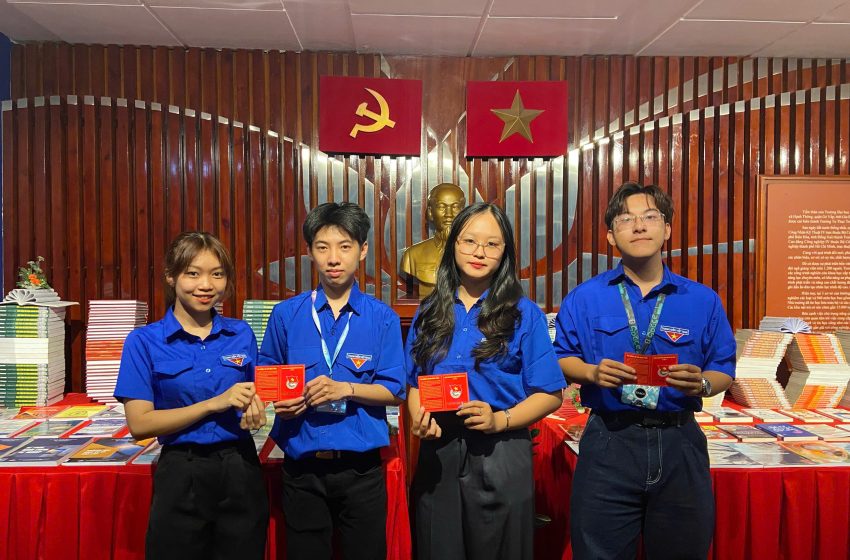 Tuổi trẻ IUH long trọng tổ chức hoạt động Lễ kết nạp Đoàn viên