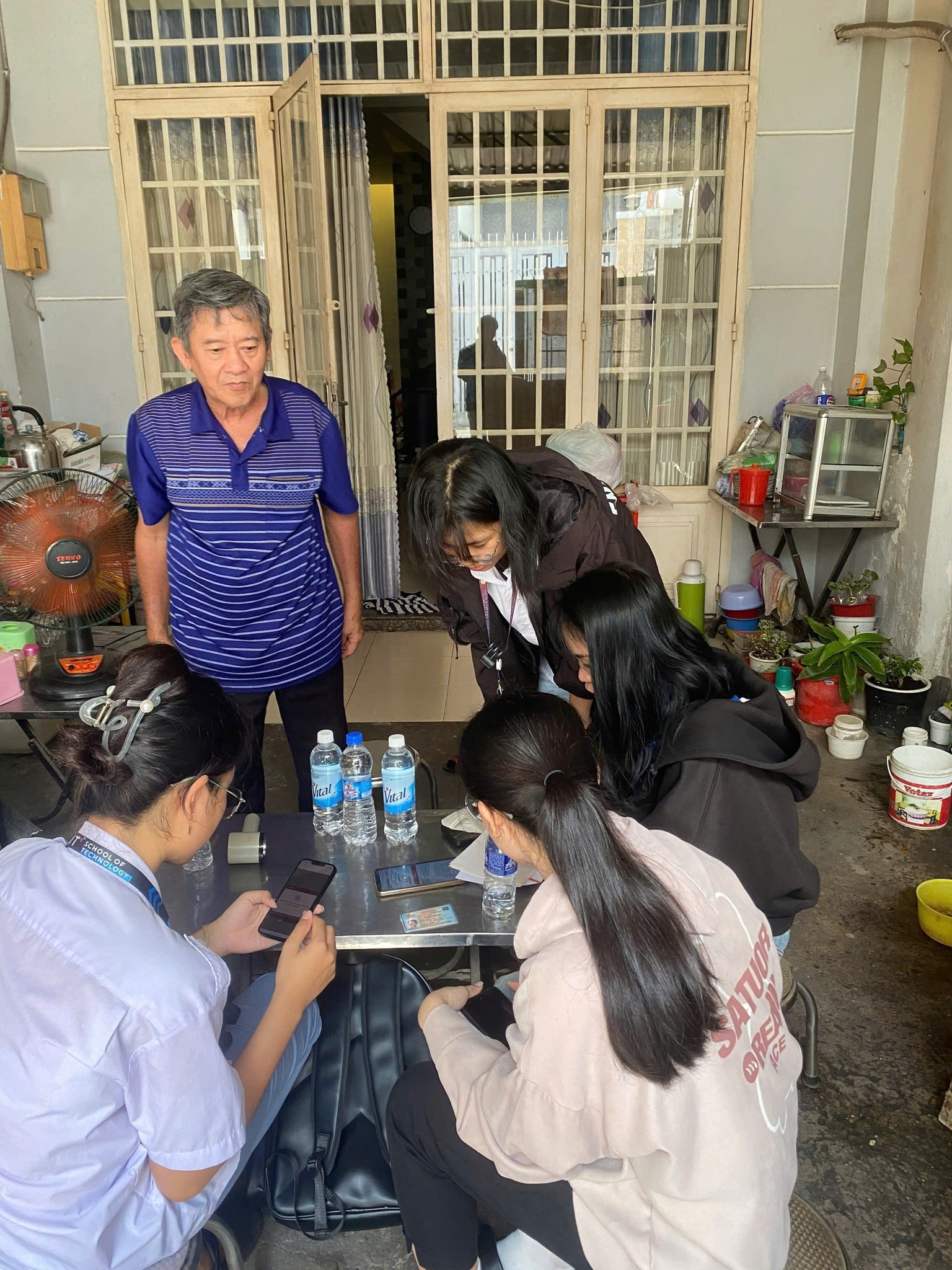 Màu áo xanh IUH nhiệt tình hỗ trợ người dân trên địa bàn quận Gò Vấp tham gia xây dựng đất nước.