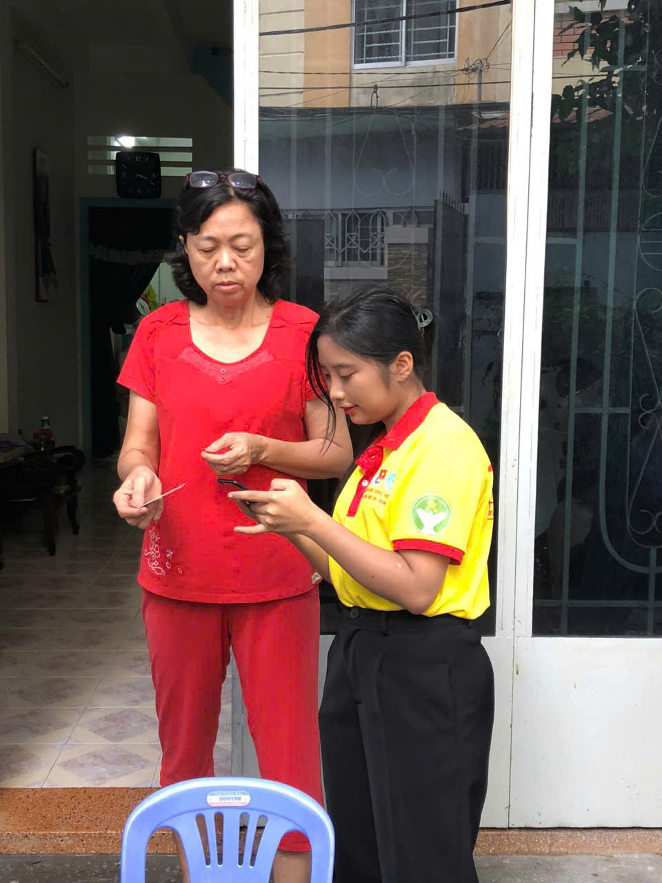 Ban Thường vụ Đoàn trường hướng dẫn các cán bộ Đoàn - Hội chủ chốt về quy trình góp ý Hiến pháp.