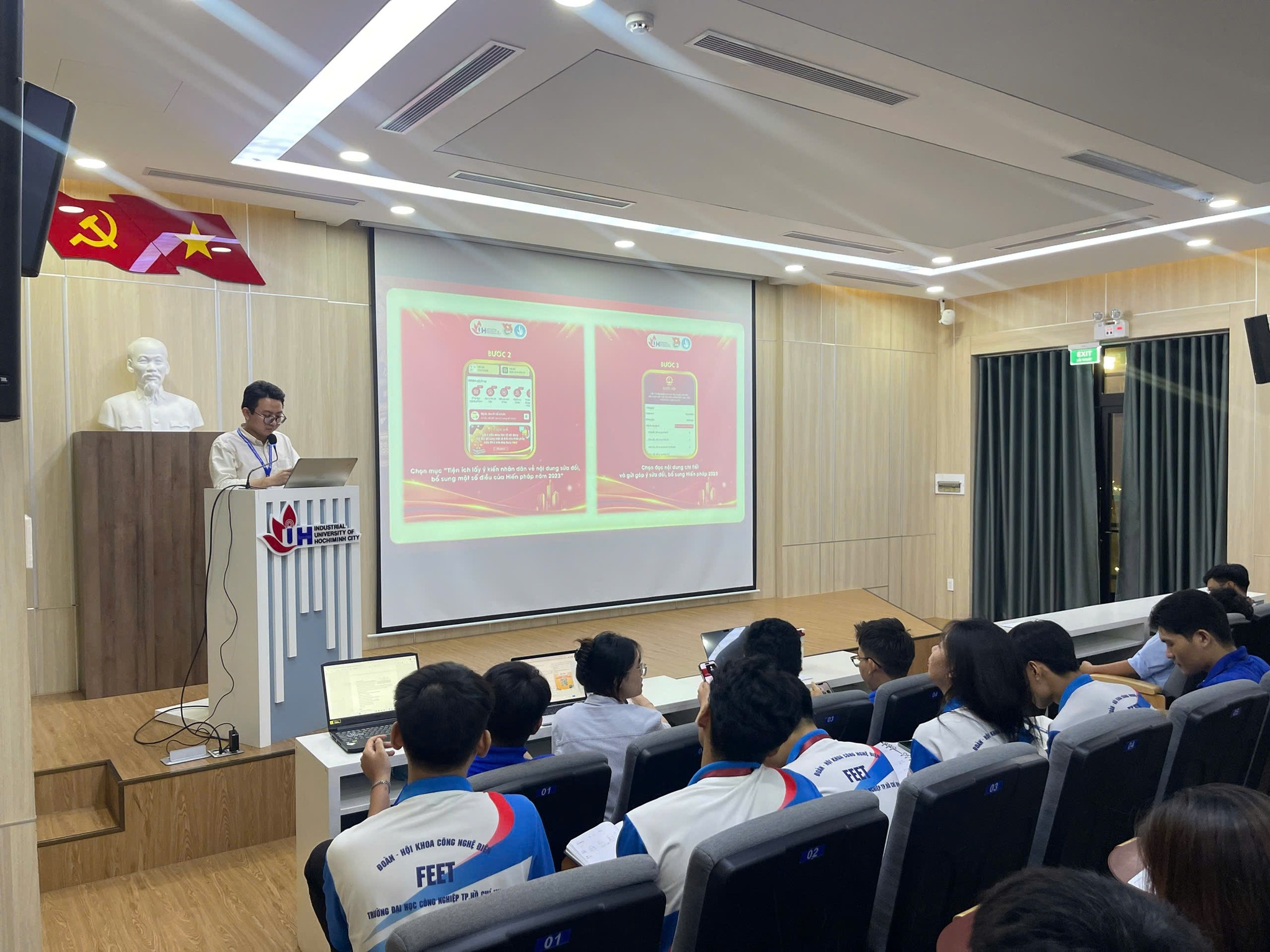 TUỔI TRẺ IUH TÍCH CỰC THAM GIA VÀ HƯỚNG DẪN NGƯỜI DÂN GÓP Ý SỬA ĐỔI HIẾN PHÁP QUA VNEID