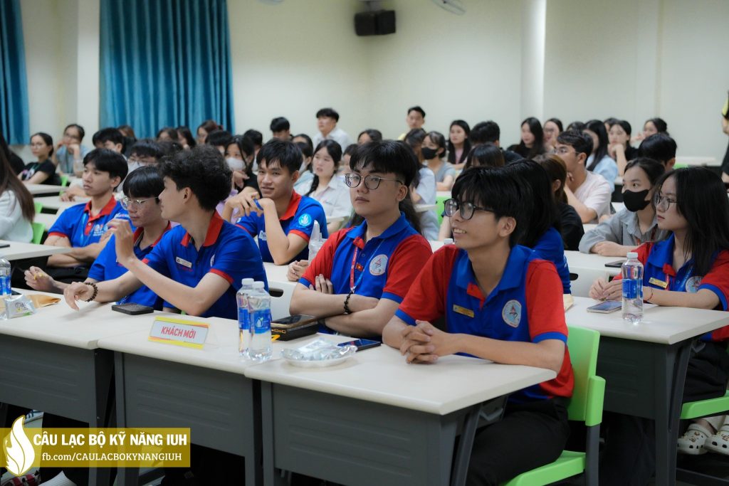 Diễn giả chia sẻ những bí quyết thực tế để làm chủ tâm lý trước đám đông.