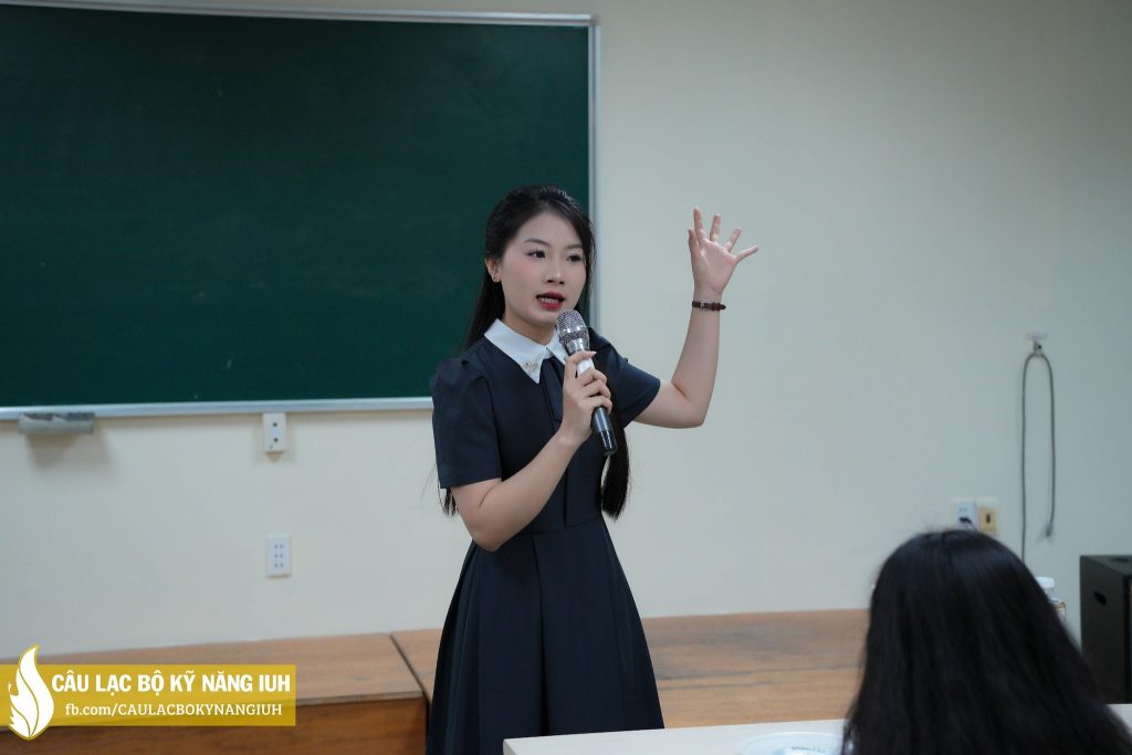 Diễn giả chia sẻ những bí quyết thực tế để làm chủ tâm lý trước đám đông.