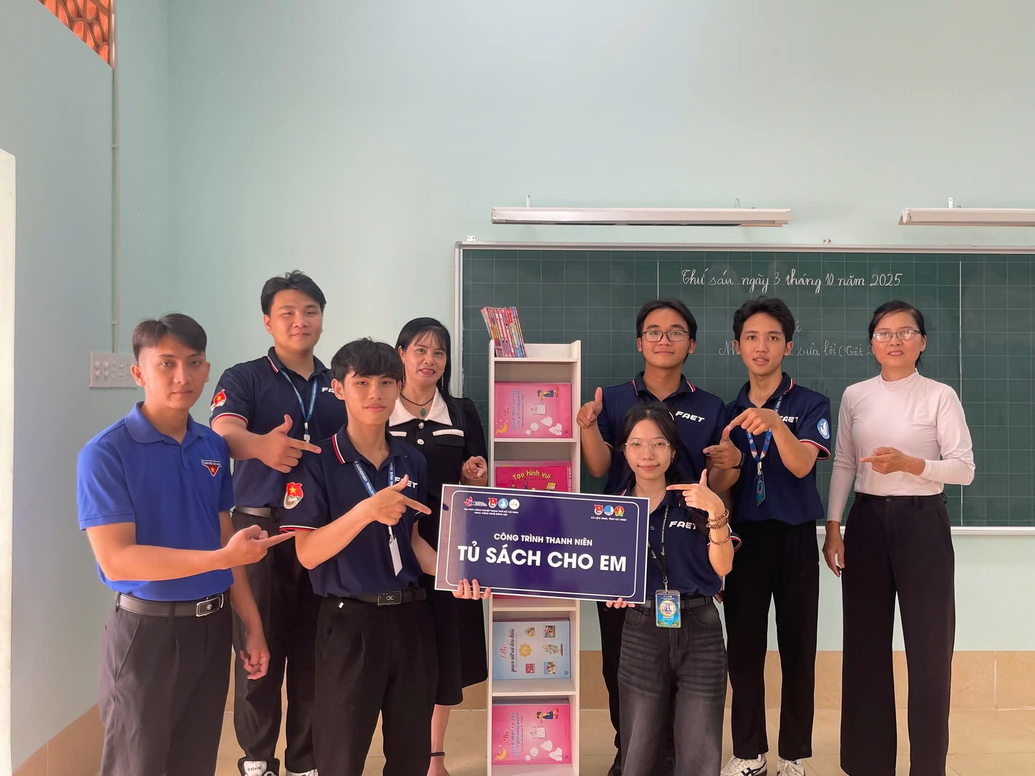 CÂU CHUYỆN CỦA NHỮNG TỦ SÁCH YÊU THƯƠNG