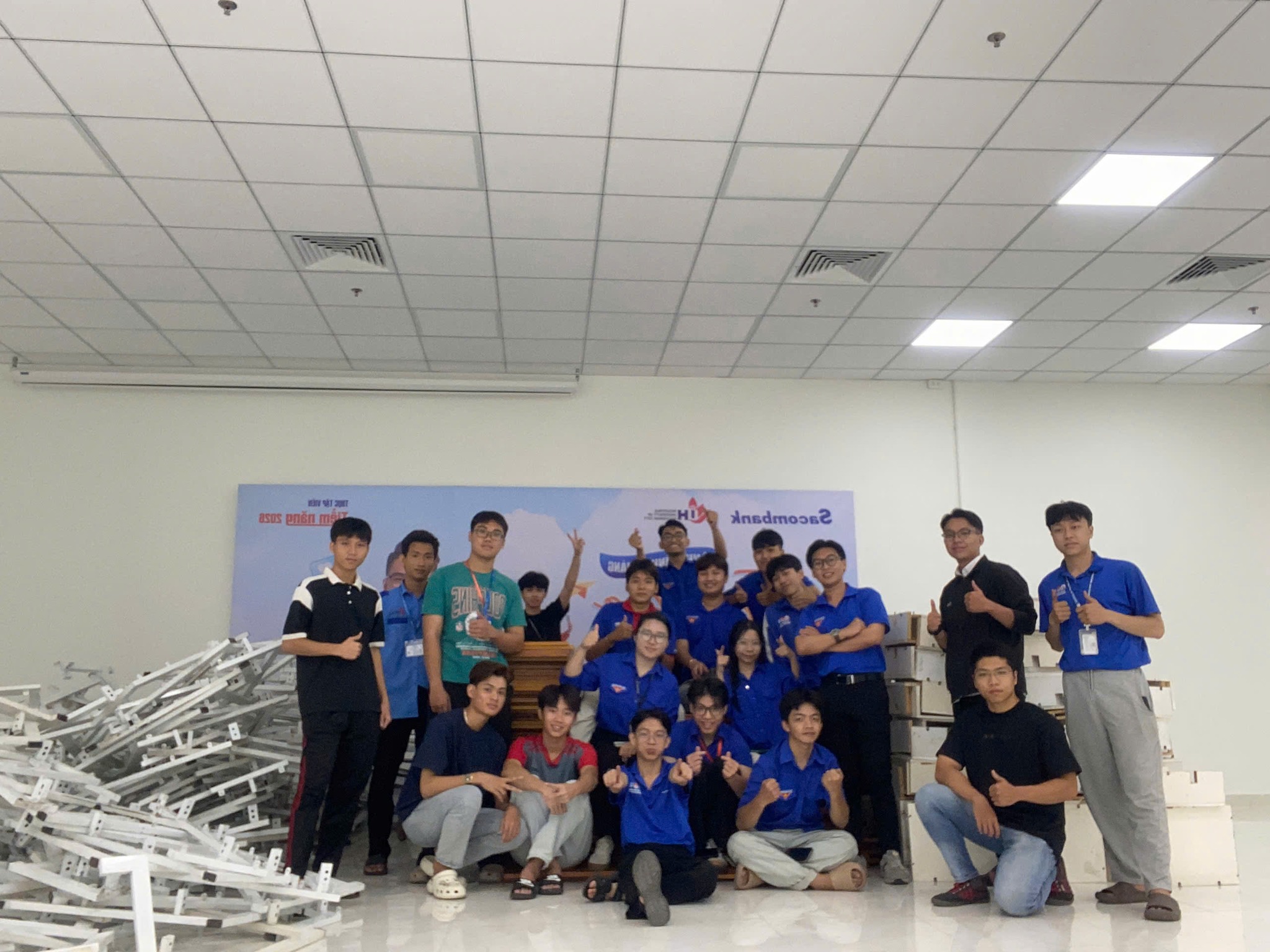 SINH VIÊN KHOA CÔNG NGHỆ ĐỘNG LỰC THAM GIA HỖ TRỢ VẬN CHUYỂN TRANG THIẾT BỊ HỌC TẬP CHO VÙNG LŨ