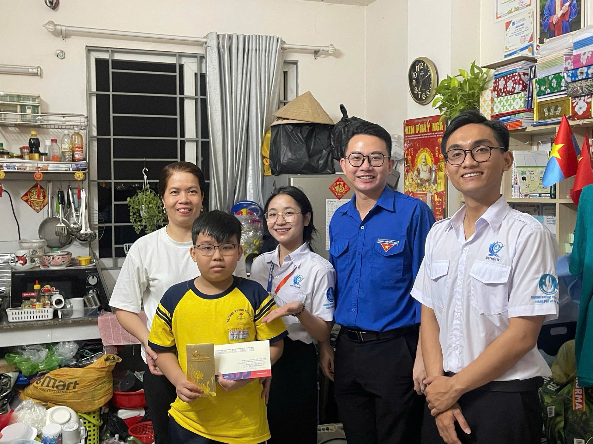 IUH TIẾP SỨC ĐẾN TRƯỜNG: BẢO TRỢ HỌC TẬP DÀI HẠN CHO EM LÊ HỒ NGUYÊN PHÁT