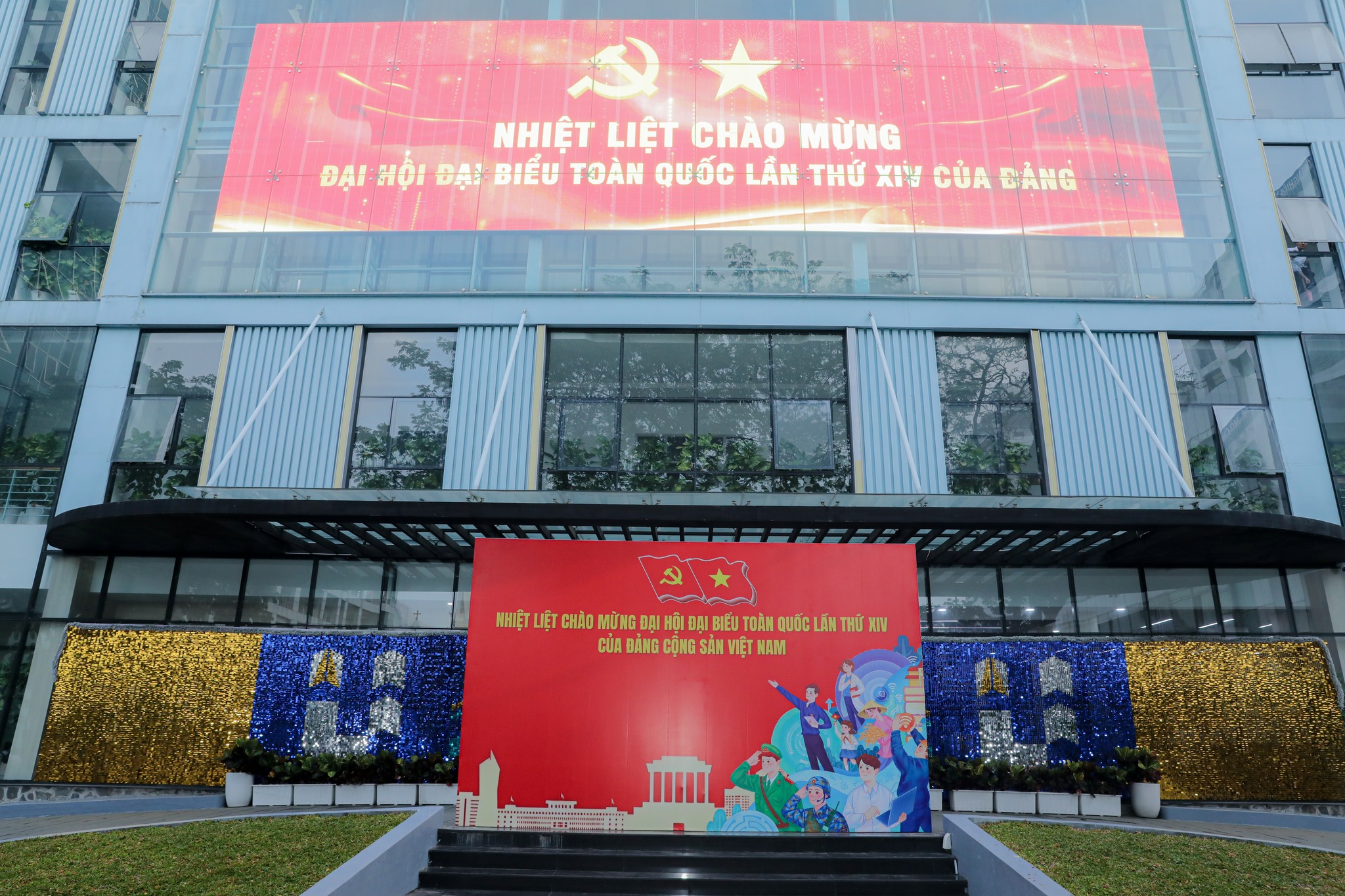 HƠN 800 VIÊN CHỨC, NGƯỜI LAO ĐỘNG VÀ SINH VIÊN TOÀN TRƯỜNG THAM DỰ LỄ CHÀO CỜ CHÀO MỪNG ĐẠI HỘI ĐẠI BIỂU TOÀN QUỐC LẦN THỨ XIV CỦA ĐẢNG