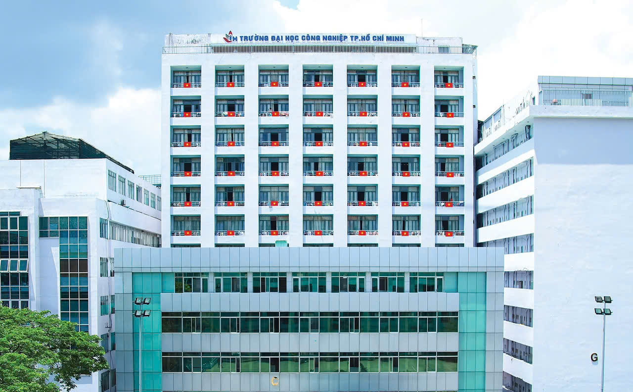 Chú thích: Sinh viên IUH tự hào chào mừng ngày Quốc khánh 2/9.