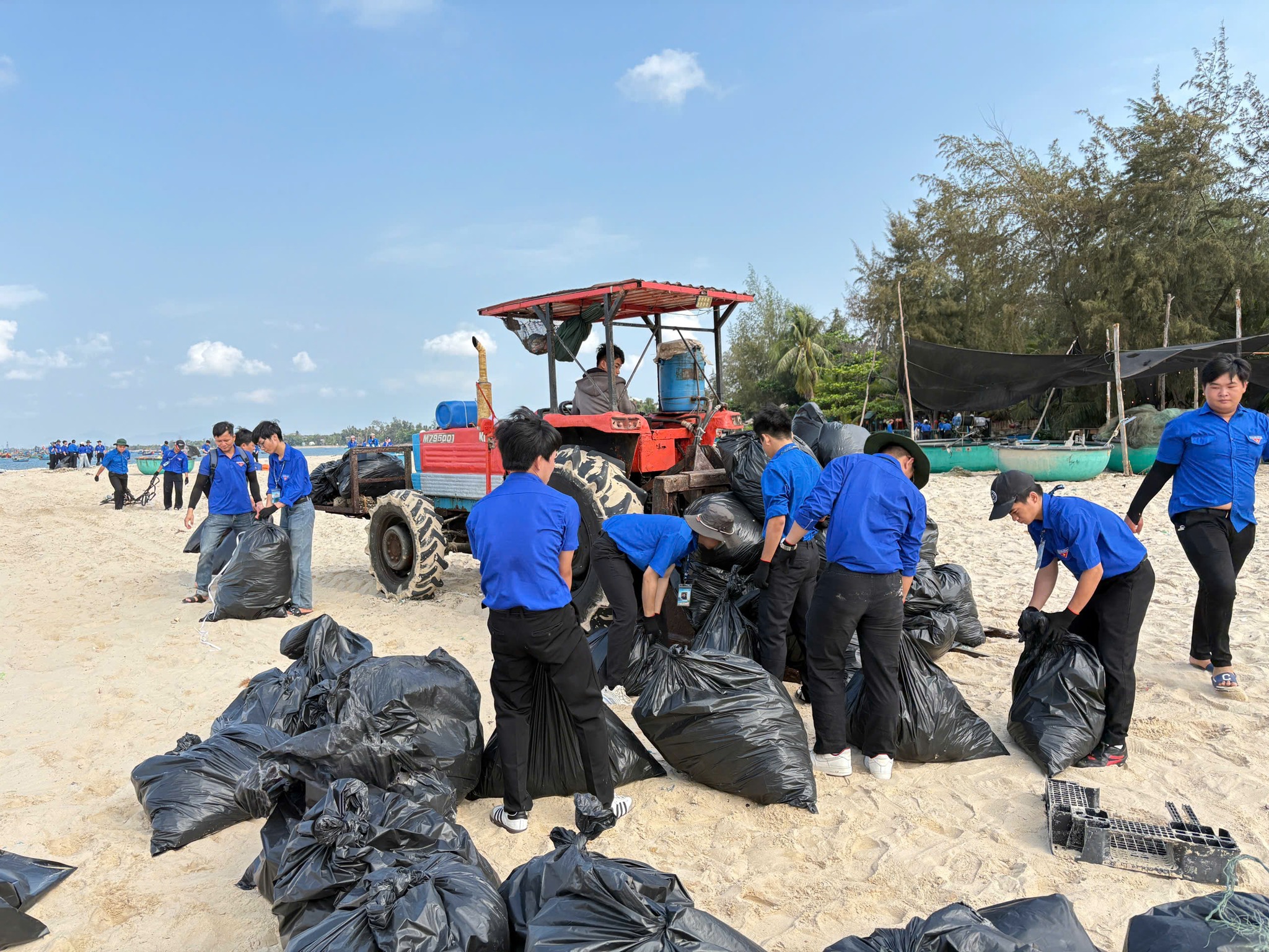 Tuổi trẻ IUH tham gia hưởng ứng Chủ nhật xanh lần thứ 161
